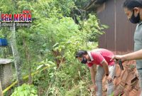 Pihak kepolisian saat mendatangi TKP dan memasang police line.