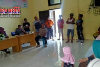 Warga Gampong Air Berudang, Tapaktuan, saat mendatangi kantor keuchiknya.