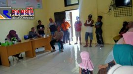 Warga Gampong Air Berudang, Tapaktuan, saat mendatangi kantor keuchiknya.