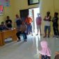 Warga Gampong Air Berudang, Tapaktuan, saat mendatangi kantor keuchiknya.
