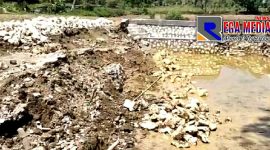Kondisi proyek embung di Desa Gulbung yang hancur.