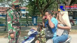 Anggota Korem 133/Nani Wartabone imbau pengendara agar tetap gunakan masker.