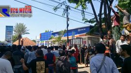 Massa aksi saat unjuk rasa didepan kantor BRI Cabang Pamekasan.