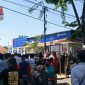 Massa aksi saat unjuk rasa didepan kantor BRI Cabang Pamekasan.