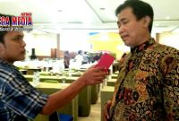 Plt Kepala Dinas Pemberdayaan Masyarakat dan Desa Kab.Sampang (Suhanto) saat diwawancara awak media.
