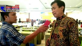 Plt Kepala Dinas Pemberdayaan Masyarakat dan Desa Kab.Sampang (Suhanto) saat diwawancara awak media.