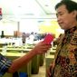 Plt Kepala Dinas Pemberdayaan Masyarakat dan Desa Kab.Sampang (Suhanto) saat diwawancara awak media.