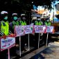 Satlantas Polres Pamekasan berjejer rapi dengan memegang papan bertuliskan imbauan Covid-19, saat  menggelar Operasi Zebra Semeru 2020.