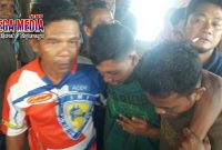 Warga saat mengevakuasi pekerja proyek pasar inpres yang hilang.