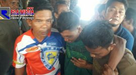 Warga saat mengevakuasi pekerja proyek pasar inpres yang hilang.