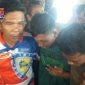 Warga saat mengevakuasi pekerja proyek pasar inpres yang hilang.