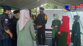 Dansat Brimob Polda Jabar (Kombes Pol. Asep Saepudin) saat ziarah ke makam Letkol Pol (alm) Hudaya Sumarya.