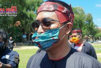 Bupati Pamekasan (Baddrut Tamam) saat diwawancara awak media.