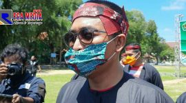Bupati Pamekasan (Baddrut Tamam) saat diwawancara awak media.