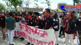 Puluhan aktivis dari Forum Mahasiswa Sampang (Formasa) saat melakukan unjuk rasa didepan kantor Dinas Pertanian Kab.Sampang.
