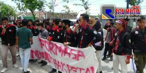 Puluhan Aktivis Anggap Dispertan Sampang Tak Becus Tangani Stok Pupuk Bersubsidi