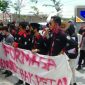 Puluhan aktivis dari Forum Mahasiswa Sampang (Formasa) saat melakukan unjuk rasa didepan kantor Dinas Pertanian Kab.Sampang.