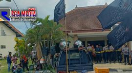 Massa aksi unjuk rasa dari RAR saat menyampaikan orasinya di depan kantor Dinas Sosial Kabupaten Bangkalan.
