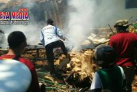 Saat tim Pemadam Kebakaran melakukan pemadaman rumah warga Pamekasan.