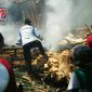 Saat tim Pemadam Kebakaran melakukan pemadaman rumah warga Pamekasan.