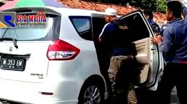Dalam video viral berdurasi 48 detik, terlihat polisi berpakaian ala preman tengah menggeledah mobil yang diduga membawa narkoba.