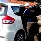 Dalam video viral berdurasi 48 detik, terlihat polisi berpakaian ala preman tengah menggeledah mobil yang diduga membawa narkoba.