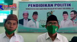 Ketua DPC PKB Bangkalan Ir. Mondir Rofii (kanan) didampingi Sekretaris PKB Abd.Rofik.