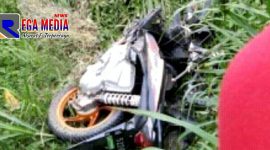 Tampak sepeda motor yang dikendarai remaja berboncengan tiga terpental ke pinggir sawah.