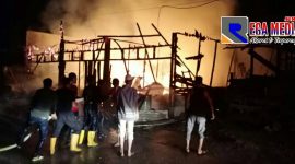 Warga dan tim pemadam kebakaran saat memadam api yang menghanguskan tiga kios.