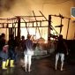 Warga dan tim pemadam kebakaran saat memadam api yang menghanguskan tiga kios.