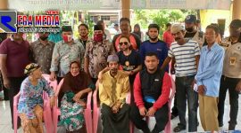 Kondisi penyambutan Oong (duduk pakai sarung dan songkok) dari Medan di Balai Kelurahan Parteker, Pamekasan bersama Tim FRPB Pamekasan, Pemerintah Kecamatan, Relawan Surabaya dan Relawan Medan.