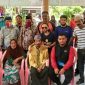 Kondisi penyambutan Oong (duduk pakai sarung dan songkok) dari Medan di Balai Kelurahan Parteker, Pamekasan bersama Tim FRPB Pamekasan, Pemerintah Kecamatan, Relawan Surabaya dan Relawan Medan.