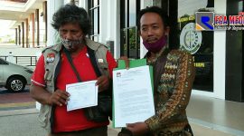 Ketua LSM KPK-RI DPD Kab. Sampang (Moh. Arifin) bersama Bid Humasnya (Amir Hamzah) saat menunjukkan arsip laporannya didepan kantor Kejari Sampang.