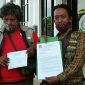 Ketua LSM KPK-RI DPD Kab. Sampang (Moh. Arifin) bersama Bid Humasnya (Amir Hamzah) saat menunjukkan arsip laporannya didepan kantor Kejari Sampang.