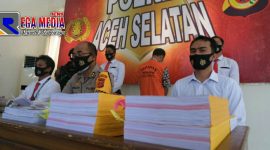 Konferensi pers Polres Aceh Selatan tetapkan Sekdes Gampong Paya Peulumat sebagai tersangka korupsi dana desa.