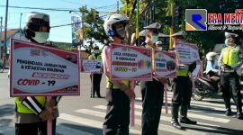 Satlantas Polres Pamekasan saat  melakukan kampanye penerapan protokol kesehatan saat Operasi Zebra Semeru 2020.