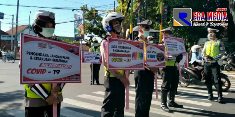 Satlantas Polres Pamekasan saat  melakukan kampanye penerapan protokol kesehatan saat Operasi Zebra Semeru 2020.