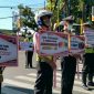 Satlantas Polres Pamekasan saat  melakukan kampanye penerapan protokol kesehatan saat Operasi Zebra Semeru 2020.