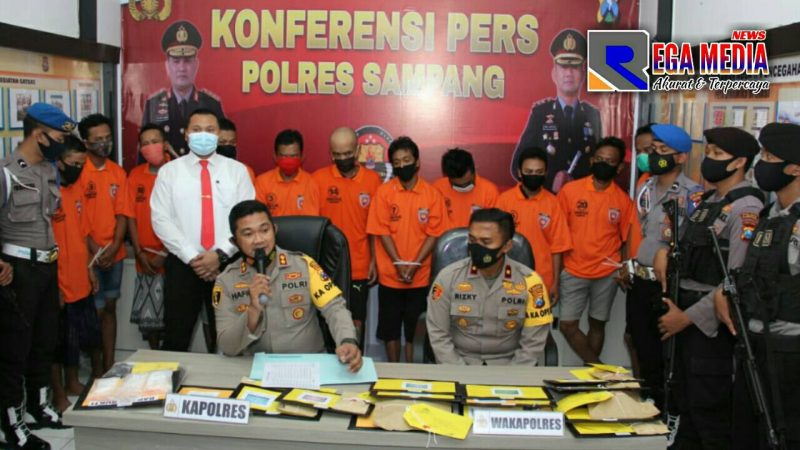 Kapolres Sampang (AKBP. Abdul Hafidz) didampingi Waka Polres dan Kasat Resnarkoba, saat konferensi pers ungkap kasus penyalahgunaan narkoba jenis sabu-sabu.