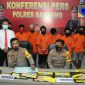 Kapolres Sampang (AKBP. Abdul Hafidz) didampingi Waka Polres dan Kasat Resnarkoba, saat konferensi pers ungkap kasus penyalahgunaan narkoba jenis sabu-sabu.