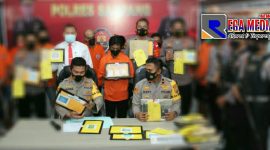 Tersangka AB (tengah) menunjukkan barang bukti narkoba jenis sabu-sabu, saat konferensi pers di Mapolres Sampang.