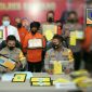 Tersangka AB (tengah) menunjukkan barang bukti narkoba jenis sabu-sabu, saat konferensi pers di Mapolres Sampang.