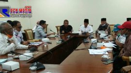Lasbandra saat audensi di aula kantor DPRD Sampang dengan Dinas PUPR Kab.Sampang.
