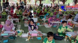 Ratusan peserta dari kalangan anak-anak RA, PAUD dan SD tengah serius mengikuti lomba menggambar.