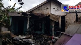 Rumah dan toko milik warga Banyuates, Sampang, tinggal puing-puing usai terbakar.