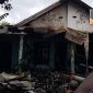 Rumah dan toko milik warga Banyuates, Sampang, tinggal puing-puing usai terbakar.