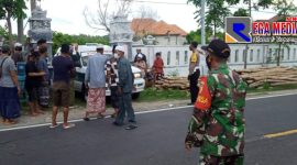 Tampak sejumlah warga tengah antusias melihat pemakaman yang menerapkan protokol covid-19.