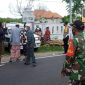 Tampak sejumlah warga tengah antusias melihat pemakaman yang menerapkan protokol covid-19.