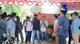 Puluhan petani di Kabupaten Bangkalan, Madura, saat melakukan unjuk rasa.