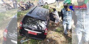 Mobil Plat Merah di Bangkalan Nyungsep Ke Sawah